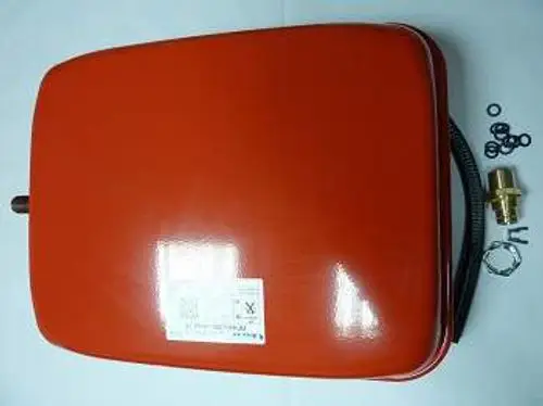 Remeha Ausdehnungsgefäß in roter Farbe mit einem Anschluss und einem Adapter. Zubehörteile sind neben dem Gefäß zu sehen, darunter Dichtungsringe und eine Metallverbindung.